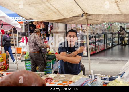 macellaio messicano del mercato prepara il suo prodotto per la vendita Foto Stock