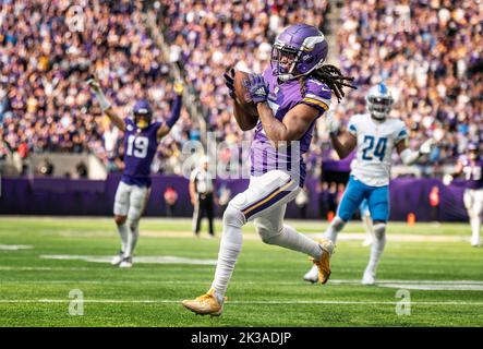 Minneapolis, Stati Uniti. 25th Set, 2022. Ricevitore wide Minnesota Vikings K.J. Osborn,(17) ha ottenuto il touchdown vincente nel quarto trimestre di Minneapolis., Minnn. domenica 25 settembre 2022. (Foto di Jerry Holt/Minneapolis Star Tribune/TNS/Sipa USA) Credit: Sipa USA/Alamy Live News Foto Stock