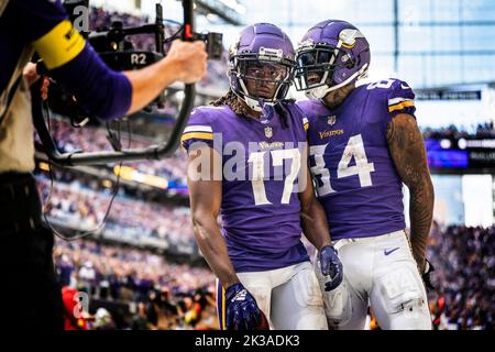 Minneapolis, Stati Uniti. 25th Set, 2022. Ricevitore wide Minnesota Vikings K.J. Osborn (17) e il compagno di squadra Tight End Irv Smith Jr. (Photo by 84) hanno celebrato il suo ultimo quarto trimestre di touchdown a Minneapolis., Minneapolis. Domenica 25 settembre 2022. (Foto di Jerry Holt/Minneapolis Star Tribune/TNS/Sipa USA) Credit: Sipa USA/Alamy Live News Foto Stock