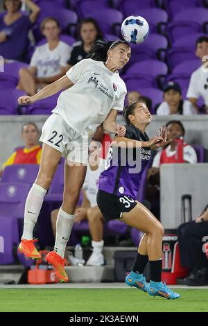 25 settembre 2022: TAYLOR KORNIECK (22), centrocampista del San Diego Wave FC, OTTIENE un titolo durante la partita di calcio NWSL Orlando Pride vs San Diego Wave FC all'Exploria Stadium di Orlando, Florida, il 25 settembre 2022. (Credit Image: © Cory Knowlton/ZUMA Press Wire) Foto Stock