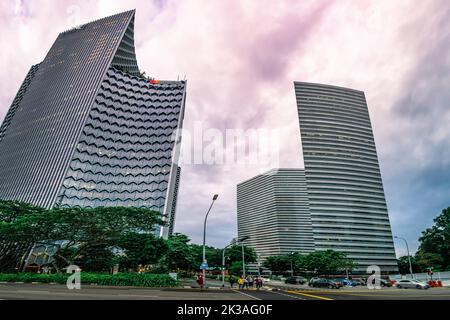 Skyline di Singapore con Duo Residences e The Gateway in vista sulla Beach Road nel centro di Singapore. Foto Stock