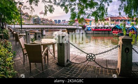 Vista panoramica di Clarke Quay dalla riva del fiume di Clarke Quay Central durante il tramonto. Foto Stock