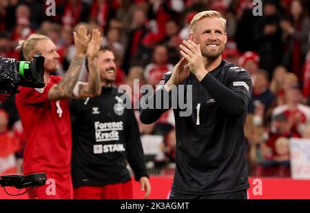 Copenaghen, Danemark. 25th Set, 2022. Portiere della Danimarca Kasper Schmeichel celebra la vittoria con i tifosi che seguono la UEFA Nations League A - Gruppo 1 partita di calcio tra Danimarca e Francia il 25 settembre 2022 al Parken Stadium di Copenhagen, Danimarca - Foto Jean Catuffe/DPPI Credit: DPPI Media/Alamy Live News Foto Stock