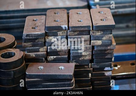 Pile di pezzi diversi in lamiera di materiale metallico Foto Stock