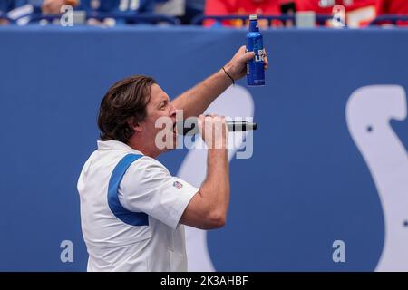 Indianapolis, Indiana, Stati Uniti. 25th Set, 2022. Il cantante Clayton Anderson scalda la folla prima della partita tra i Kansas City Chiefs e gli Indianapolis Colts al Lucas Oil Stadium, Indianapolis, Indiana. (Credit Image: © Scott Stuart/ZUMA Press Wire) Credit: ZUMA Press, Inc./Alamy Live News Foto Stock