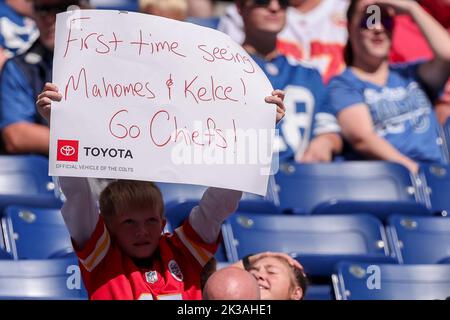 Indianapolis, Indiana, Stati Uniti. 25th Set, 2022. Un fan ha in mano un cartello prima della partita tra i Kansas City Chiefs e gli Indianapolis Colts al Lucas Oil Stadium, Indianapolis, Indiana. (Credit Image: © Scott Stuart/ZUMA Press Wire) Credit: ZUMA Press, Inc./Alamy Live News Foto Stock