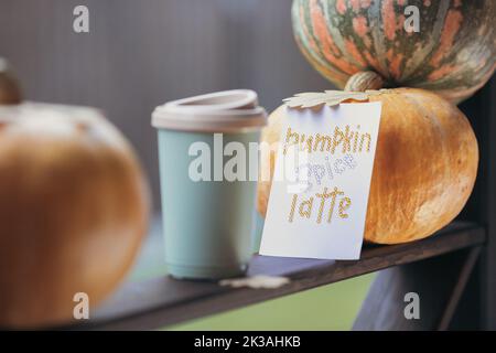 Caffè autunnale in una tazza con zucche e foglie di quercia, sullo sfondo della frase da rhinestones zucca spezia latte. Foto di alta qualità Foto Stock