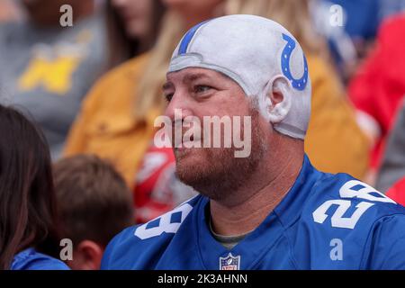 Indianapolis, Indiana, Stati Uniti. 25th Set, 2022. Un fan degli Indianapolis Colts nella folla durante la partita tra i Kansas City Chiefs e gli Indianapolis Colts al Lucas Oil Stadium, Indianapolis, Indiana. (Credit Image: © Scott Stuart/ZUMA Press Wire) Credit: ZUMA Press, Inc./Alamy Live News Foto Stock