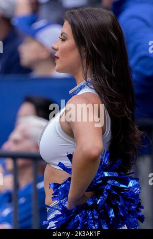 Indianapolis, Indiana, Stati Uniti. 25th Set, 2022. Un cheerleader dei Colts di Indianapolis guarda da un lato durante la partita tra i Kansas City Chiefs e gli Indianapolis Colts al Lucas Oil Stadium, Indianapolis, Indiana. (Credit Image: © Scott Stuart/ZUMA Press Wire) Credit: ZUMA Press, Inc./Alamy Live News Foto Stock