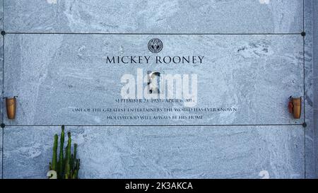 Los Angeles CA: Tomba di Mickey Rooney al cimitero di Hollywood Forever. Credito: Ron Wolfson / MediaPunch Foto Stock