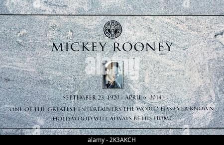 Los Angeles CA: Tomba di Mickey Rooney al cimitero di Hollywood Forever. Credito: Ron Wolfson / MediaPunch Foto Stock