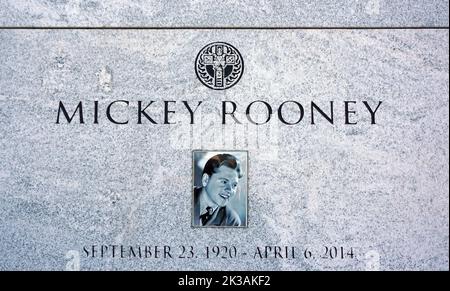 Los Angeles CA: Tomba di Mickey Rooney al cimitero di Hollywood Forever. Credito: Ron Wolfson / MediaPunch Foto Stock