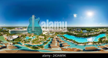 Visualizzazione panoramica a 360 gradi di Hollywood, FL, USA - 23 settembre 2022: Panorama sferico equirettangolare da 360 m, Hard Rock Casino Oasis Tower, hotel a forma di chitarra