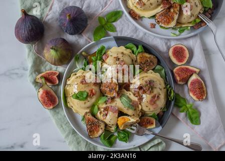 tortellini di zucca con fichi freschi ed erbe aromatiche Foto Stock