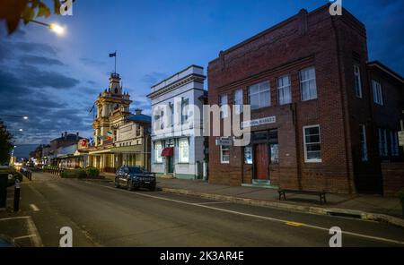 Vecchi edifici bancari convertiti in negozi, libreria e caffè a Glen Innes, nuovo Galles del Sud del Nord, australia Foto Stock