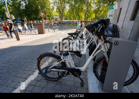 Madrid, Spagna, settembre 2022. Alcune biciclette elettriche in affitto nel centro della città Foto Stock