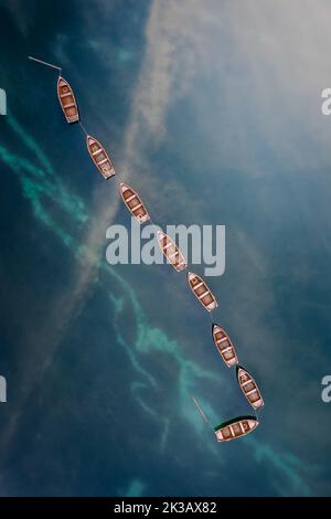 Lago di Braies, Italia - veduta aerea dall'alto verso il basso delle barche in legno sul Lago di Braies (Lago di Braies) nelle Dolomiti italiane in Alto Adige, Italia settentrionale Foto Stock