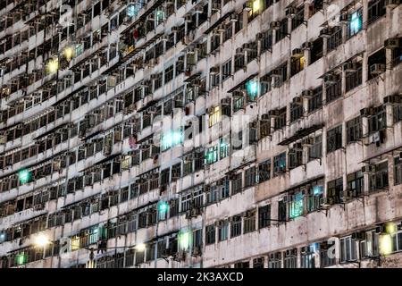 Affollati edifici residenziali vecchi, Hong Kong, Cina. Foto Stock