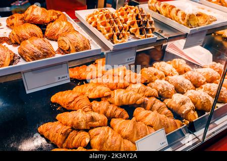 Croissant e altri panini e dolci sono venduti nella vetrina del negozio. Concetto di dolci e dolciumi Foto Stock