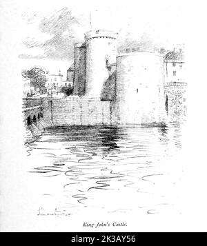 Il King John's Castle, noto anche come Limerick Castle, è un castello del 13th° secolo situato sull'isola di King a Limerick, in Irlanda, accanto al fiume Shannon. Anche se il sito risale al 922, quando i Vichinghi vivevano sull'isola, il castello stesso fu costruito su ordine di Re Giovanni nel 1200. Uno dei castelli normanni meglio conservati d'Europa, le mura, le torri e le fortificazioni rimangono oggi e sono attrazioni turistiche. I resti di un insediamento vichingo sono stati scoperti durante gli scavi archeologici nel sito nel 1900. Illustrato da Hugh Thomson dal libro 'le famose città d'Irlanda' di Foto Stock