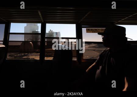 24 settembre 2022; Lompoc, California, Stati Uniti; un fotografo guarda la Mobile Service Tower che contiene il Delta IV Heavy allo Space Launch Complex 6 della Vandenberg Space Force base. (Stan Szeto/immagine dello sport) Foto Stock
