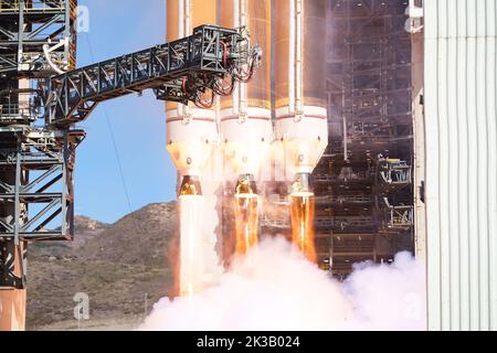 24 settembre 2022; Lompoc, California, Stati Uniti; il razzo Delta IV Heavy viene lanciato dalla Vandenberg Space Force base trasportando il carico utile classificato NROL-91 dallo Space Launch Complex 6. (Stan Szeto/immagine dello sport) Foto Stock