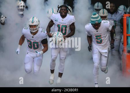 Domenica 25 settembre 2022; Miami Gardens, Florida USA; Il ricevitore largo dei delfini di Miami Tyreek Hill (10) conduce il team fuori dal tunnel all'inizio di un'attività Foto Stock