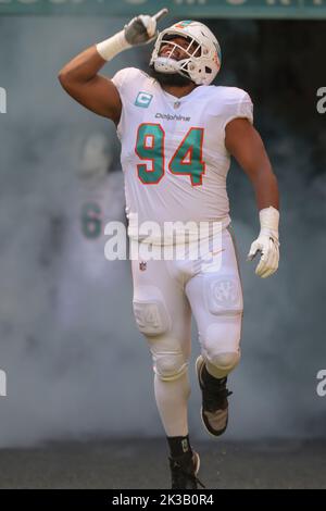 Domenica 25 settembre 2022; Miami Gardens, Florida USA; Miami Dolphins Tackle difensivo Christian Wilkins (94) entra nel campo dal tunnel della sta Foto Stock