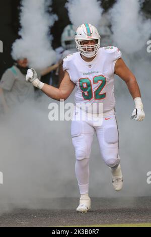 Domenica 25 settembre 2022; Miami Gardens, Florida USA; Miami Dolphins Defensive Tackle Zach Sieler (92) entra nel campo dal tunnel all'inizio AN Foto Stock