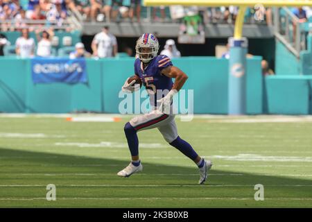 Domenica 25 settembre 2022; Miami Gardens, Florida USA; Buffalo Bills ricevitore ampio Jake Kumerow (15) fa la ricezione e corre con la palla durante un Foto Stock