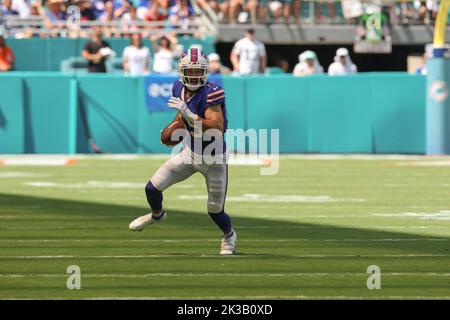 Domenica 25 settembre 2022; Miami Gardens, Florida USA; Buffalo Bills ricevitore ampio Jake Kumerow (15) fa la ricezione e corre con la palla durante un Foto Stock