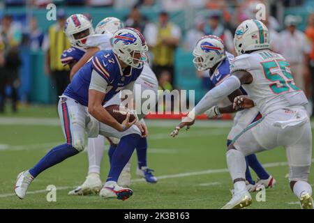 Domenica 25 settembre 2022; Miami Gardens, Florida USA; Buffalo Bills quarterback Josh Allen (17) corre con la palla, ma è breve per il primo down durin Foto Stock