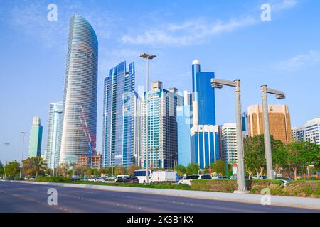 Abu Dhabi, Emirati Arabi Uniti - 9 aprile 2019: Paesaggio urbano con grattacieli del centro di Abu Dhabi Foto Stock