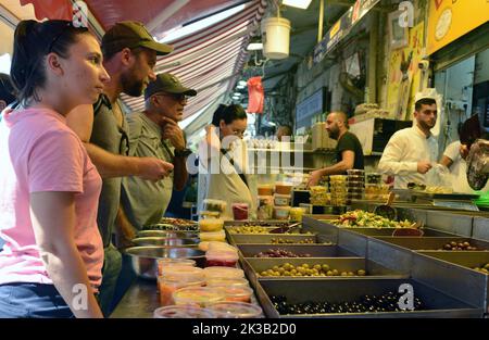 Un venditore di olive al mercato Machane Yehuda a Gerusalemme, Israele. Foto Stock