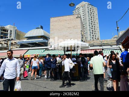 Il vivace mercato Mahane Yehuda a Gerusalemme, Israele. Foto Stock