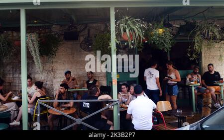 Shuka bar presso il vivace mercato Machane Yehuda a Gerusalemme, Israele. Foto Stock