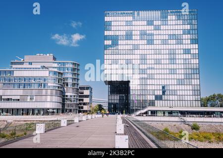 23 luglio 2022, Dusseldorf, Germania: Hotel Hyatt Regency in un edificio moderno e contemporaneo Foto Stock