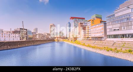 Il moderno e popolare quartiere post-industriale di Hipster con gru da carico nella città di Dusseldorf è Media Bay. Ora costruito con alberghi, nella p Foto Stock