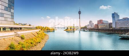 Vista panoramica della torre della televisione di Dusseldorf dal Media Harbor. Viaggio punto di riferimento e visita turistica urbana in Germania Foto Stock