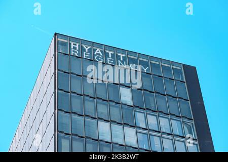 23 luglio 2022, Dusseldorf, Germania: Hotel Hyatt Regency in un edificio moderno e contemporaneo Foto Stock