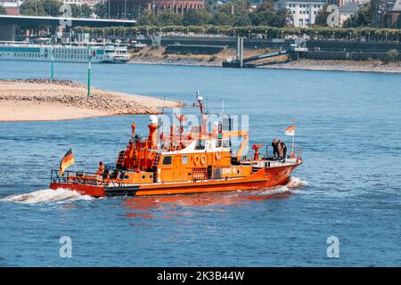 23 luglio 2022, Dusseldorf, Germania: Imbarcazione antincendio che pattuglia la costa del Reno o si precipitano in un incidente d'emergenza Foto Stock