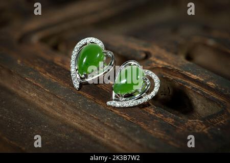 Orecchini in giada verde Foto Stock