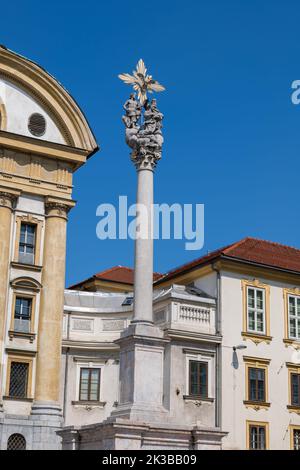 Colonna della Santissima Trinità a Lubiana, Slovenia. Colonna della peste del 1693 con una scultura in pietra del 1722 raffigurante Dio Padre, Gesù, Maria e Santa GH Foto Stock