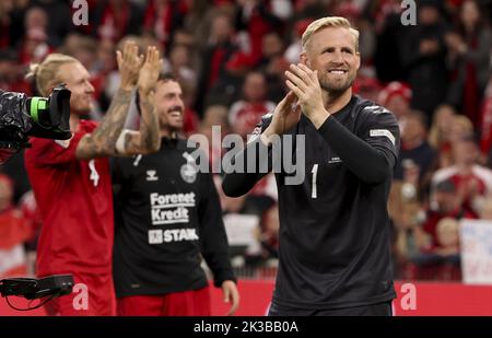 Copenaghen, Danimarca. 25th Settembre 2022. Portiere della Danimarca Kasper Schmeichel celebra la vittoria con i tifosi che seguono la UEFA Nations League A - Gruppo 1 di calcio tra Danimarca e Francia il 25 settembre 2022 al Parken Stadium di Copenhagen, Danimarca - Foto: Jean Catuffe/DPPI/LiveMedia Credit: Independent Photo Agency/Alamy Live News Foto Stock