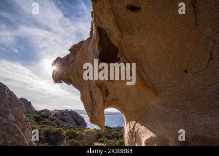 Costa selvaggia della Sardegna, isola Caprera Foto Stock