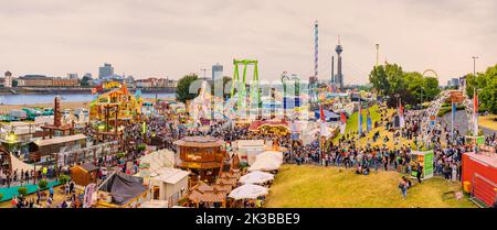 22 luglio 2022, Dusseldorf, Germania: Una fiera dei divertimenti e molti ristoranti in un festival tradizionale sulle rive del fiume Reno a Dusseldorf Foto Stock