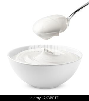 panna acida in ciotola e cucchiaio, maionese, yogurt, isolato su sfondo bianco, percorso di taglio, profondità di campo completa Foto Stock