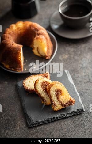 Torta di Spagna dolce. Torta Bundt sul tavolo scuro. Foto Stock