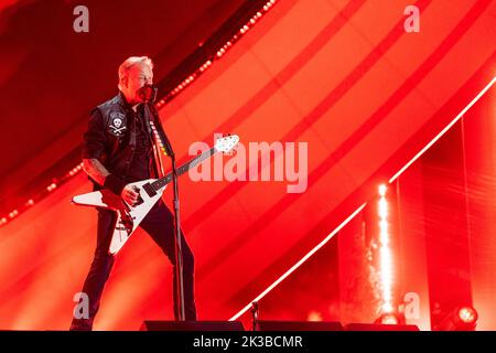 James Hetfield di metallica si esibisce al Global Citizen Festival di New York a Central Park il 24 settembre 2022. Global Citizen Live è un evento globale di 24 ore per unire il mondo, difendere il pianeta e sconfiggere la povertà. Nel 2022 il festival si tenne ad Accra, la capitale del Ghana e a NYC. Ogni anno il festival coincide con l'Assemblea Generale delle Nazioni Unite, dove i leader di tutti i paesi si riuniscono per affrontare questioni globali e locali. (Foto di Lev Radin/Sipa USA) Foto Stock