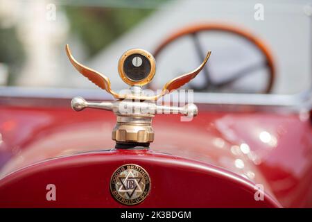 LVIV, UCRAINA - 21 giugno 2013: Termostato Boyce Motometer sotto forma di emblema per auto. Logo Dodge Brothers su auto d'epoca. Foto Stock